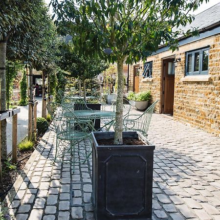 The George Inn Barford St Michael Экстерьер фото The courtyard at The Old Post Office