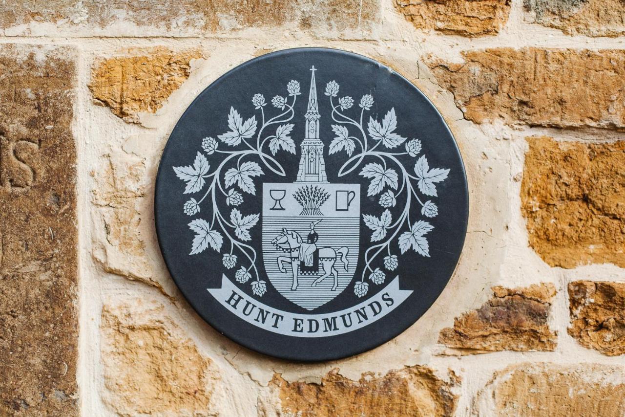 The George Inn Barford St Michael Экстерьер фото Hunt Edmunds' coat of arms