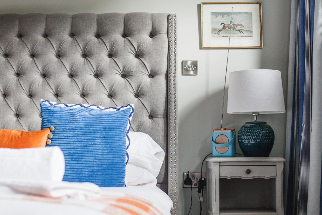 The George Inn Barford St Michael Экстерьер фото A bedroom with a bedside table