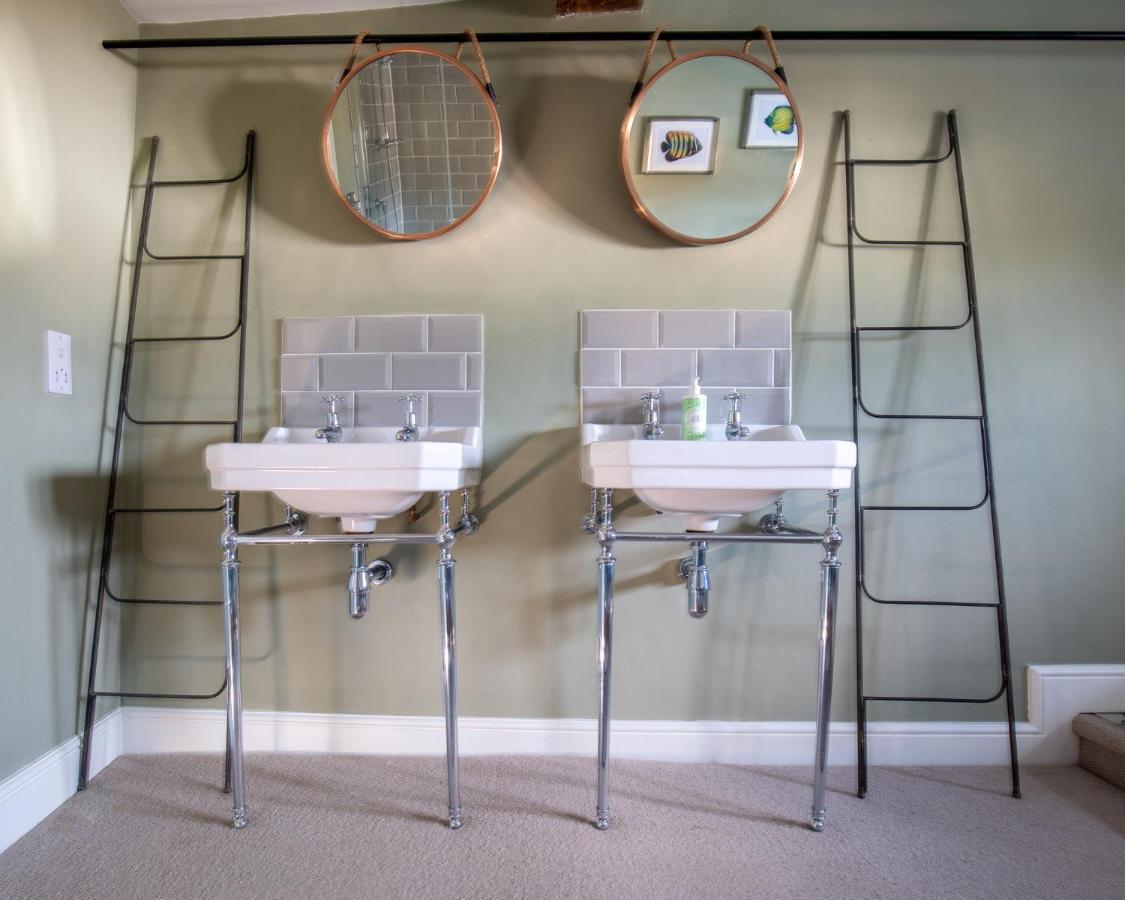 The George Inn Barford St Michael Экстерьер фото A pair of decorative metal ladders