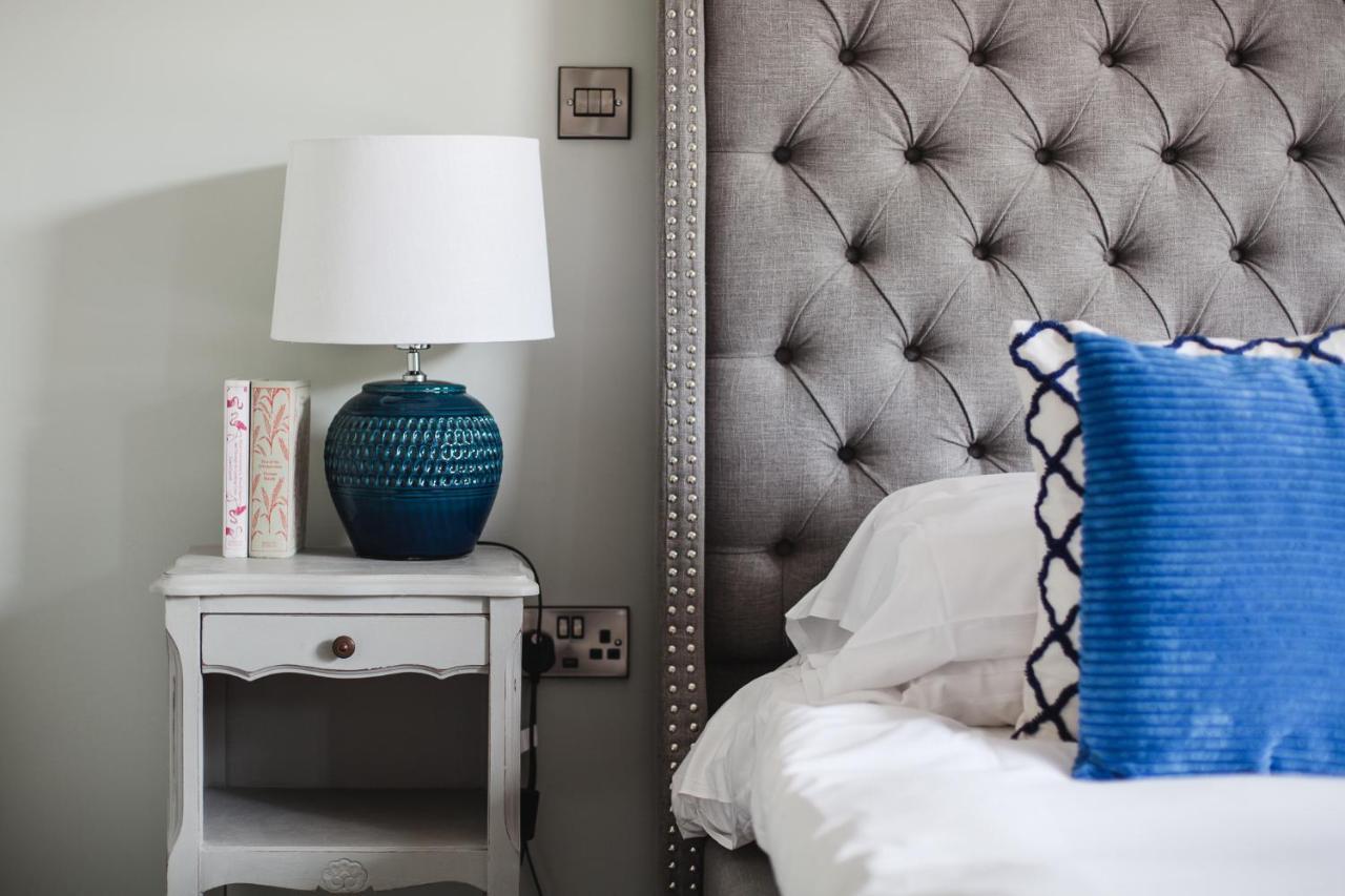 The George Inn Barford St Michael Экстерьер фото A bedside table