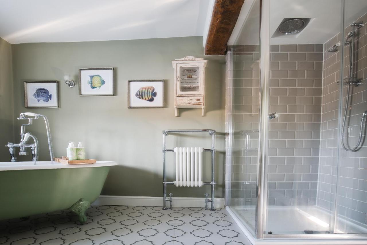 The George Inn Barford St Michael Экстерьер фото A shower enclosure