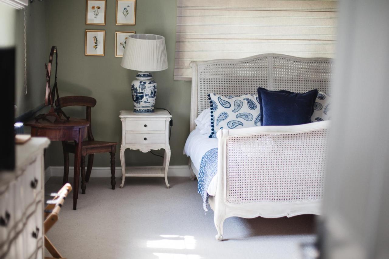The George Inn Barford St Michael Экстерьер фото A bedroom