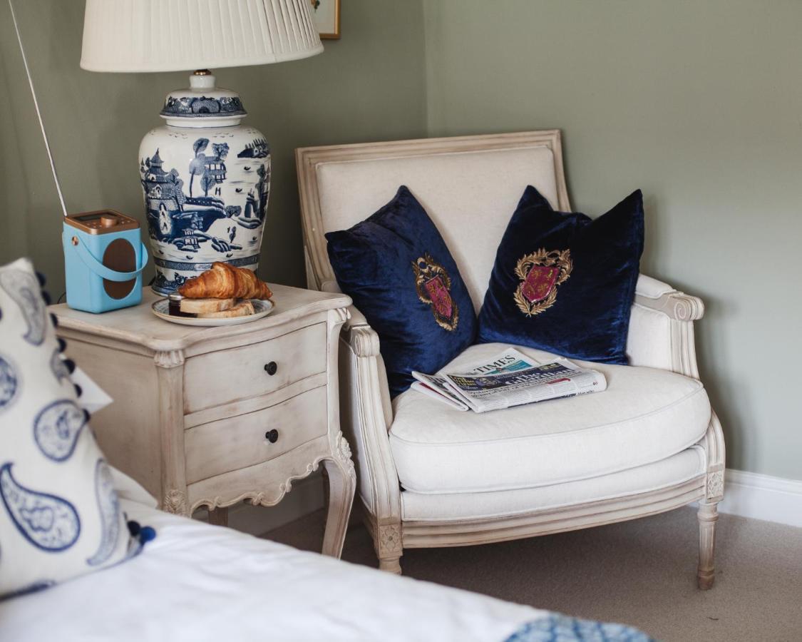 The George Inn Barford St Michael Экстерьер фото A blue and white room