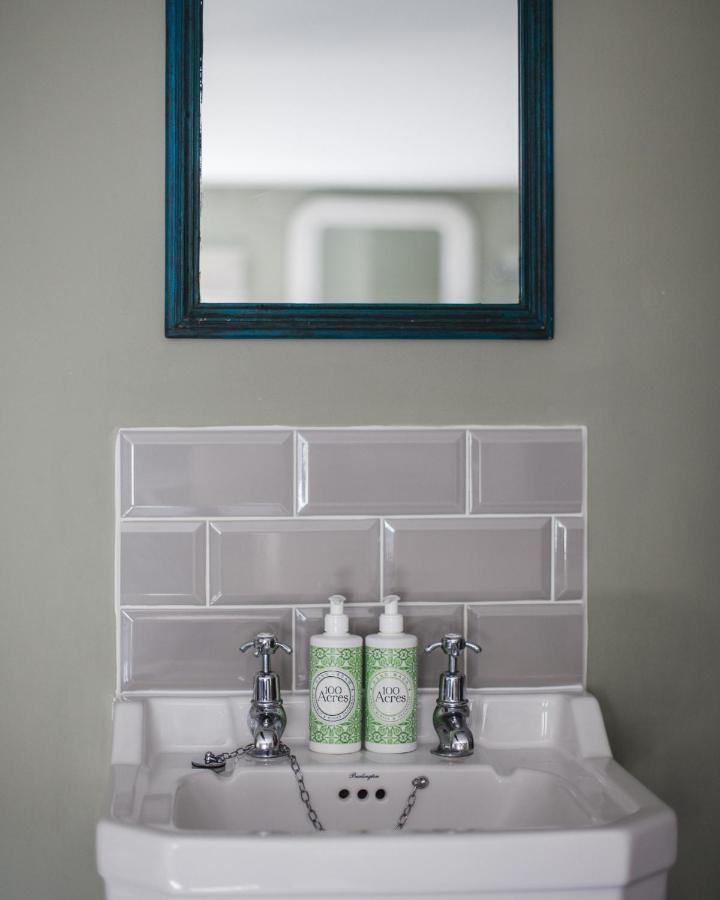 The George Inn Barford St Michael Экстерьер фото Metro tiles in a bathroom