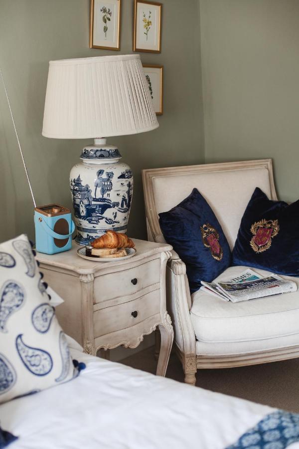 The George Inn Barford St Michael Экстерьер фото A blue and white ginger jar