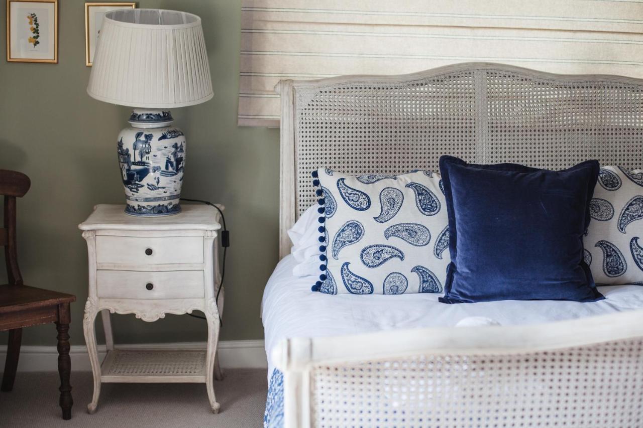 The George Inn Barford St Michael Экстерьер фото A blue and white bedroom