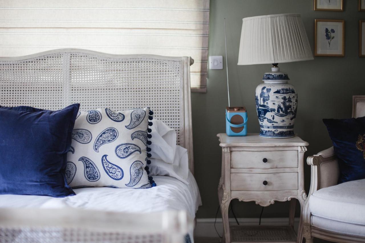 The George Inn Barford St Michael Экстерьер фото A bedroom with a blue and white colour scheme