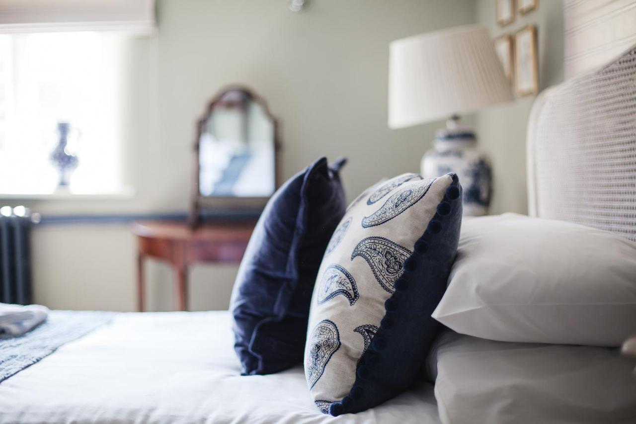 The George Inn Barford St Michael Экстерьер фото A bed with cushions