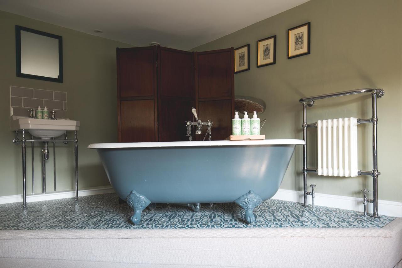 The George Inn Barford St Michael Экстерьер фото A freestanding bathtub