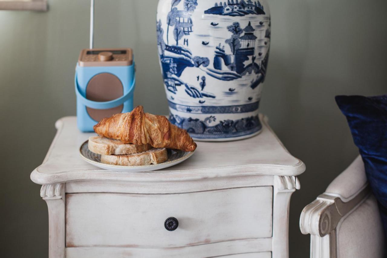 The George Inn Barford St Michael Экстерьер фото A croissant