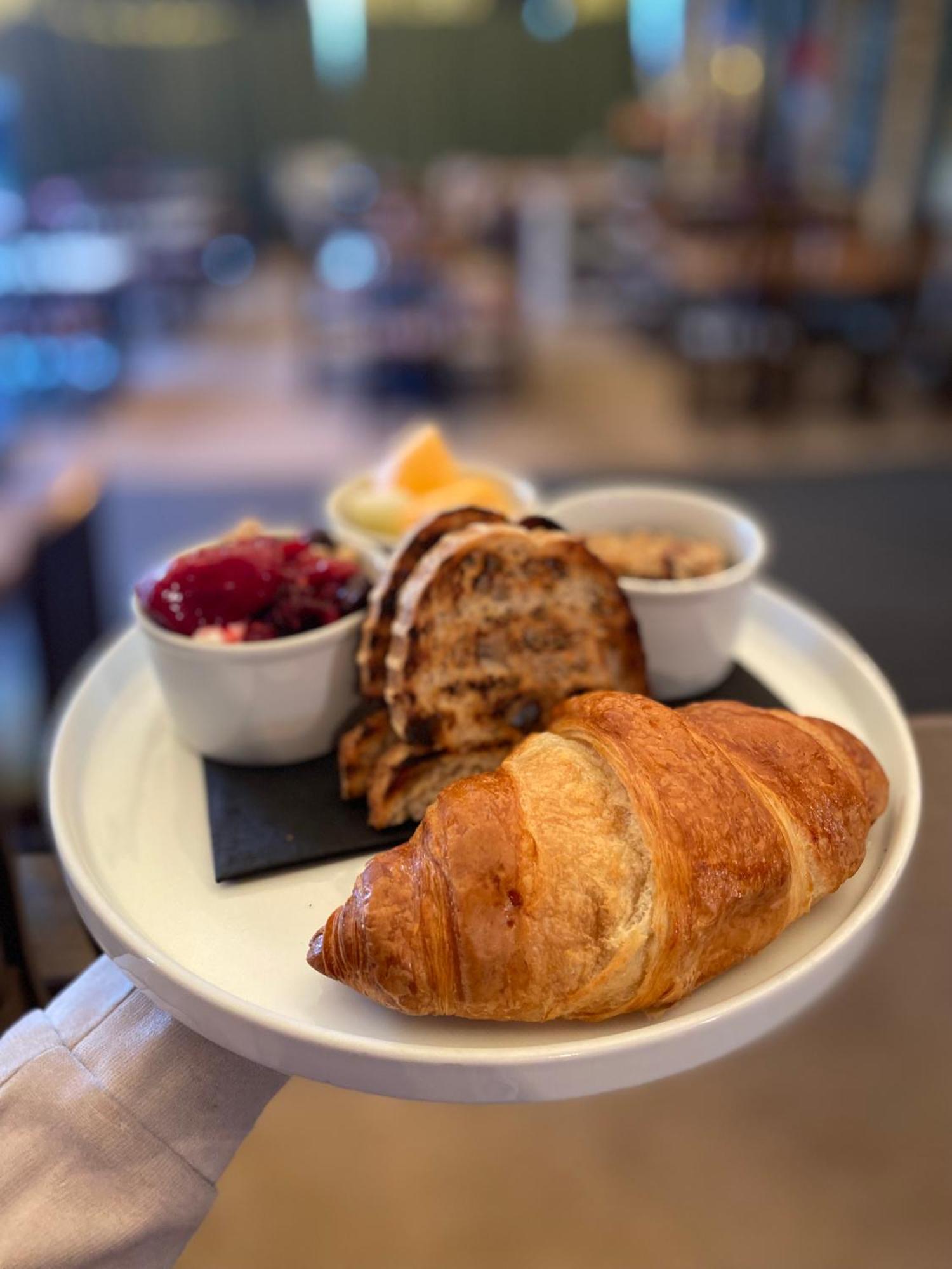 The George Inn Barford St Michael Экстерьер фото Croissant and jam