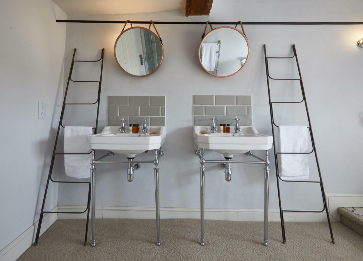 The George Inn Barford St Michael Экстерьер фото Bathroom at The Swan